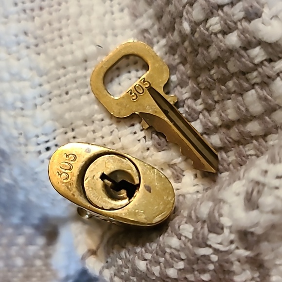 Louis Vuitton #303 lock and key - Picture 3 of 4